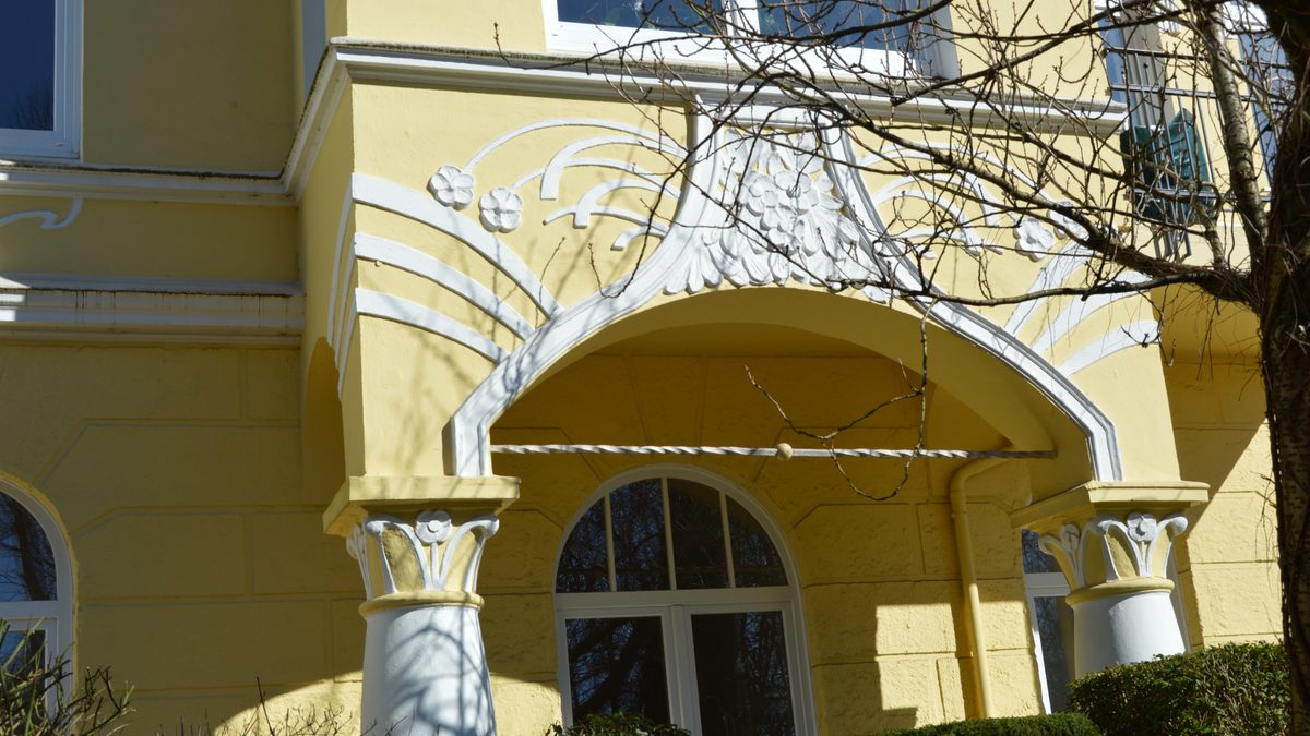 Stuck-Ornamente im Eingangsbereich