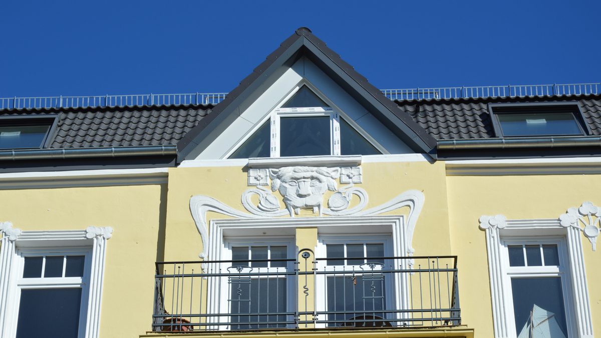 Stuck-Ornamente unterhalb der Maisonette-Wohnung